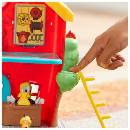 Disney Junior, Myszka Miki, Remiza strażacka z dźwiękami, 4 figurki: Miki, Kaczor Donald, Pluto i kotek, duża zestaw, oryginalna licencyjna zabawka, wiek dziecka 3+