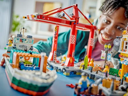 Klocki Lego City 60422 Nadmorski port ze statkiem towarowym, 1226 elementów, oryginalne klocki Lego, idealne jako prezent