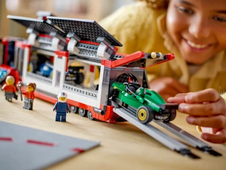 Klocki Lego City 60445 F1® Ciężarówka z bolidami RB20 i AMR24 F1®, 1086 elementów, oryginalne klocki, idealny prezent dla fana motoryzacji