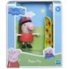 Świnka Peppa, Figurka Pepa z deskorolką, zabawka z bajki, renomowany producent Hasbro, wykonana z plastiku, wiek dziecka 3+
