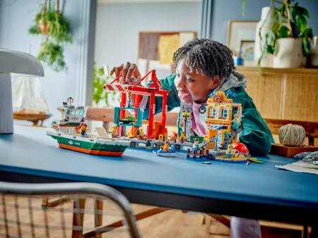 Klocki Lego City 60422 Nadmorski port ze statkiem towarowym, 1226 elementów, oryginalne klocki Lego, idealne jako prezent