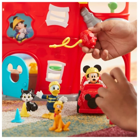 Disney Junior, Myszka Miki, Remiza strażacka z dźwiękami, 4 figurki: Miki, Kaczor Donald, Pluto i kotek, duża zestaw, oryginalna licencyjna zabawka, wiek dziecka 3+