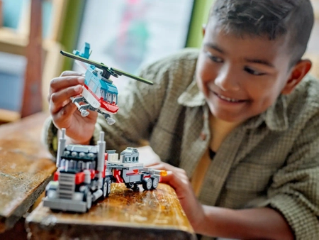 Klocki Lego Creator 31146, Zestaw kreatywny klocków 3 w 1, Ciężarówka z platformą i helikopterem, 270 el., możliwość zbudowania ciężarówki, cysterny, helikoptera, terenówki samolotu, wiek 7+