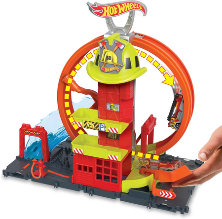 Hot Wheels, Remiza strażacka - superpętla z 1 samochodem zabawkowym, ręcznie sterowaną windą, rampą przypominającą wodę, elementami toru, samochody zabawkowe dla dzieci od 4 lat 