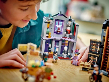 Klocki Lego Harry Potter 76439 Sklepy Ollivandera i Madame Malkin, 744 elementy, super prezent dla fana serii, dla dzieci 8+