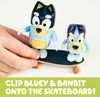 Bluey, figurki bajkowe: Blue i tata Bandit - Skateboarding, dla dzieci w wieku 3+, zabawka oryginalna, na licencji