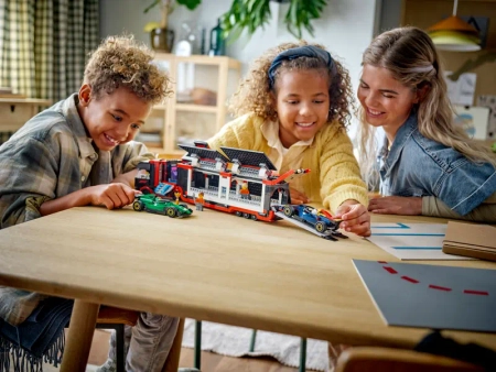 Klocki Lego City 60445 F1® Ciężarówka z bolidami RB20 i AMR24 F1®, 1086 elementów, oryginalne klocki, idealny prezent dla fana motoryzacji