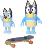 Bluey, figurki bajkowe: Blue i tata Bandit - Skateboarding, dla dzieci w wieku 3+, zabawka oryginalna, na licencji