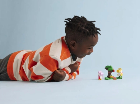 Klocki Lego Super Mario 71428 Niezwykły las Yoshiego — zestaw rozszerzający, 107 elementów, 2 figurki Różowy i żółty Yoshi, klocki oryginalne, dla sześciolatków