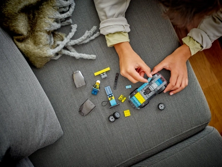 Klocki Lego City 60383 Elektryczny samochód sportowy, 95 elementów, w zestawie samochód, stacja ładująca i figurka, oryginalne klocki, zabawka dla dzieci w wieku 5 lat+
