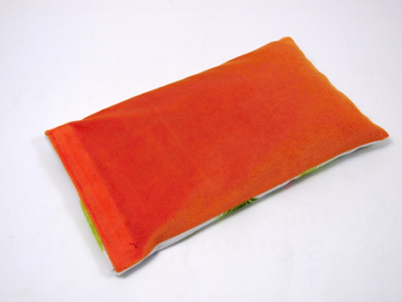 MU Brno, Poduszka pluszowa Krecik z kubeczkiem, 25 x 15 x 3 cm, zdejmowana poszewka