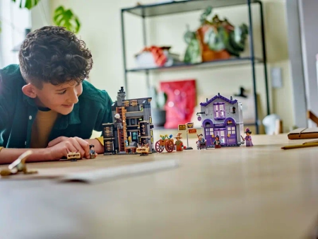 Klocki Lego Harry Potter 76439 Sklepy Ollivandera i Madame Malkin, 744 elementy, super prezent dla fana serii, dla dzieci 8+