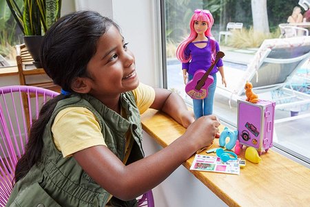 Mattel, Barbie, Lalka Daisy i zestaw podróżny, walizka, gitara, aparat fotograficzny i inne akcesoria, idealny prezent dla dziewczynki 3+