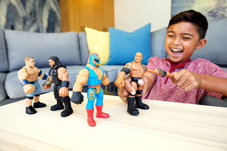 Mattel, WWE figurka The Rock 14 cm, seria Naciągnij i Uderz, dla fanów wrestlingu, wiek 4+