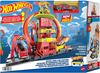 Hot Wheels, Remiza strażacka - superpętla z 1 samochodem zabawkowym, ręcznie sterowaną windą, rampą przypominającą wodę, elementami toru, samochody zabawkowe dla dzieci od 4 lat 