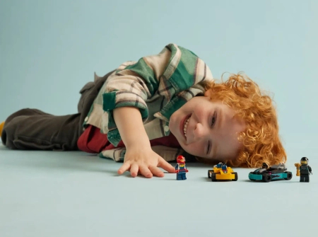 Klocki Lego City 60400 Gokarty i kierowcy wyścigowi, 99 elementów, 2 pojazdy i 2 figurki kierowców, ciekawy prezent dla chłopca w wieku 5 lat+