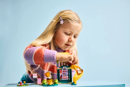 Klocki Lego Bluey 11201 Blue i Łatka na placu zabaw, 104 elementy, wiek dziecka 4+