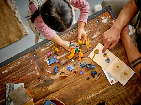 Klocki Lego Ninjago 71804 Mech bojowy Arina, 104 elementy, oryginalne klocki, figurka ninja i figura wojownika Wilczej Maski, dla czterolatków i starszych