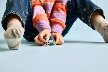 Klocki Lego Bluey 11201 Blue i Łatka na placu zabaw, 104 elementy, wiek dziecka 4+