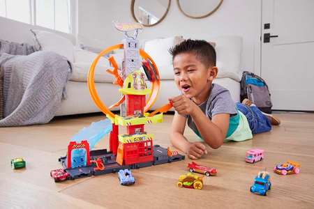 Hot Wheels, Remiza strażacka - superpętla z 1 samochodem zabawkowym, ręcznie sterowaną windą, rampą przypominającą wodę, elementami toru, samochody zabawkowe dla dzieci od 4 lat 