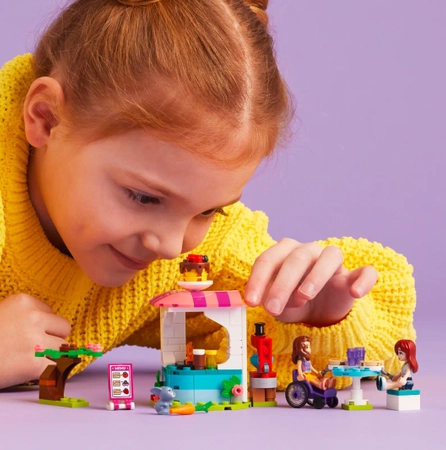 Klocki Lego Friends 41753 Naleśnikarnia, 157 elementów, figurki Luna i Paisley, Zabawa w robienie naleśników dla dzieci w wieku od sześciu lat